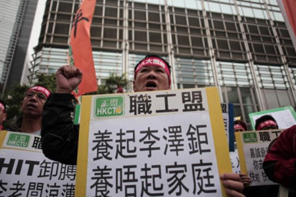 Dock workers kept up their protest on Monday, the 26th day of the strike, for a pay rise and better working conditions. Photo: AFP