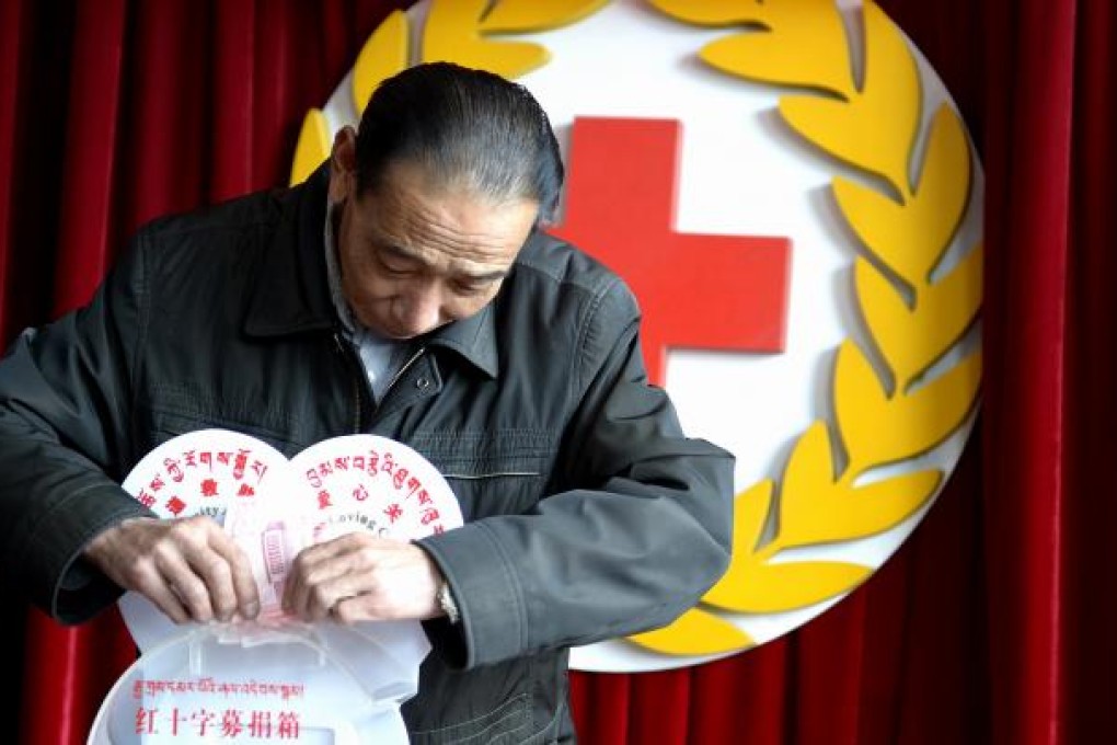 A man in Lhasa donates for the Sichuan earthquake victims. Photo: Xinhua