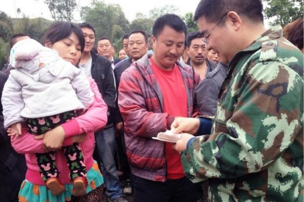 Chen Guangbiao hands out cash to villagers in Lushan county, Yaan. Photo: Guangbiao/Sina Weibo