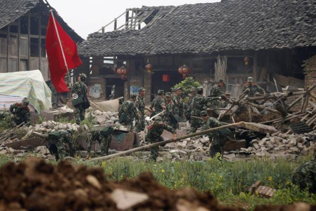 Rescue workers search through rubble in Qingyuan, Sichuan, April 22, 2013. Photo: AP