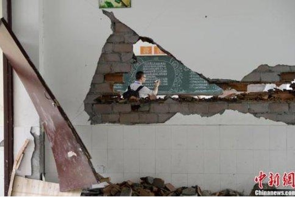 A damaged wall inside the Lingguan Secondary School in Yaan city, Baoxing county, Sichuan. Photo: Screenshot via Chinanews.com