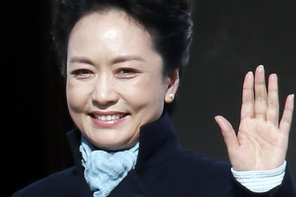 Wife of China's President Xi Jinping, former famous Chinese singer Peng Liyuan waves as she disembarks from her plane as she and Xi arrived at Moscow's airport. Photo: EPA