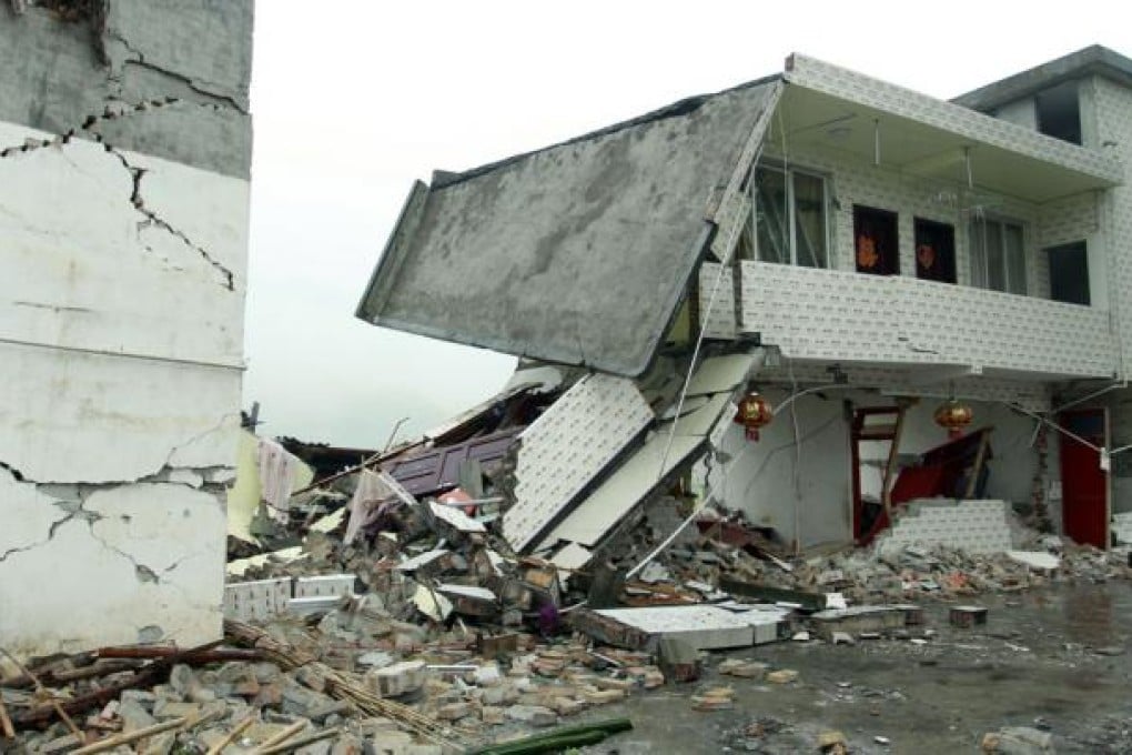 Wreckage of damaged houses lie by the side of a street in Longmen township, one of the seriously-damaged towns in disaster-hit Yaan, southwest China's Sichuan province. Photo: AFP