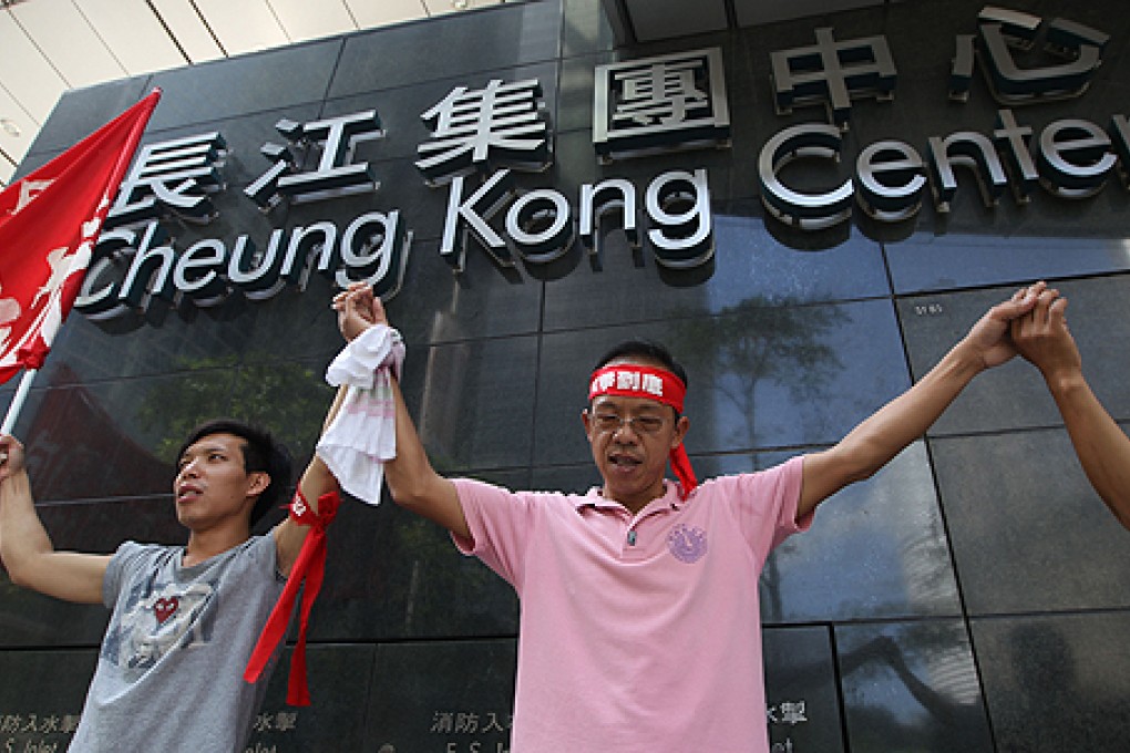 Docker workers protest on Wednesday outside the Cheung Kong Center in Central where billionaire Li Ka-shing''s corporate offices are located. Photo: Felix Wong