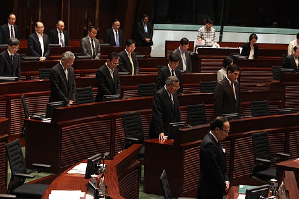 Lawmakers observe a moment of silence for the Sichuan quake victims. Photo: David Wong
