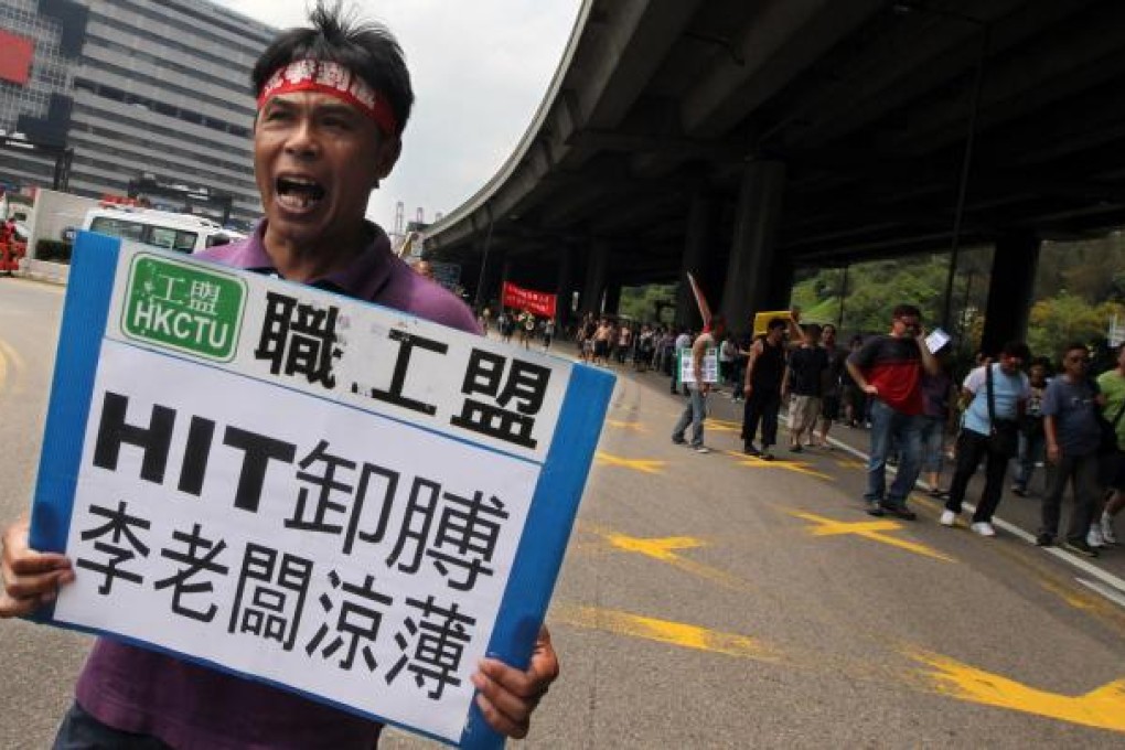 A striking docker protesting outside the Kwai Tsing Container Terminals accuses port operator HIT of shirking responsibility. Photo: Felix Wong