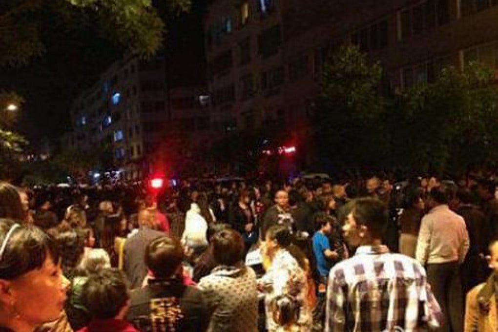 A large crowd gathers outside a noodle shop in Yaan. Photo: Screenshot via Sina Weibo