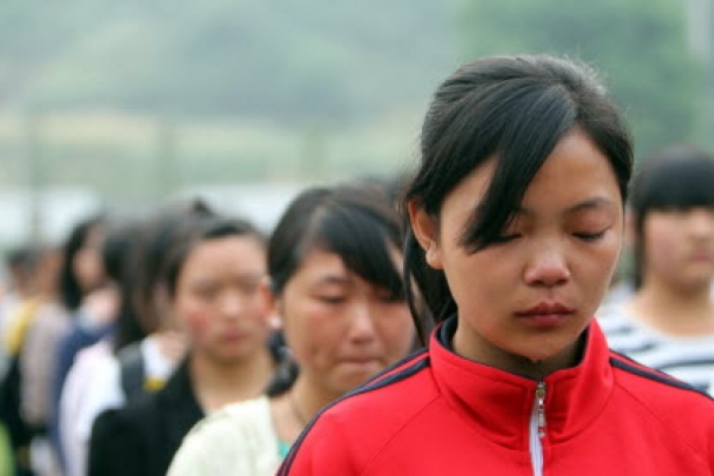 A girl sheds tears as students at Lushan Middle School in Lushan county take part in a public mourning ceremony yesterday in memory of those who perished in the magnitude 7 earthquake that hit the area in the southwestern province of Sichuan eight days ago. Nearly 200 lives were lost. Photo: Xinhua