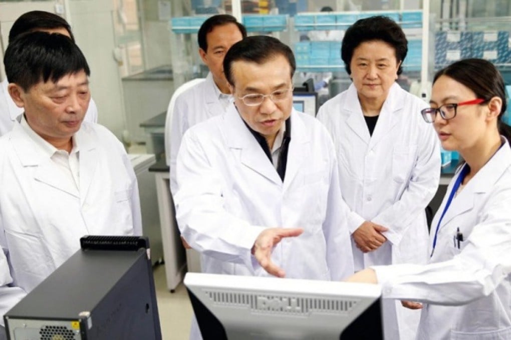 Premier Li Keqiang talks to disease control experts. Ten more people have contracted H7N9 since Friday.