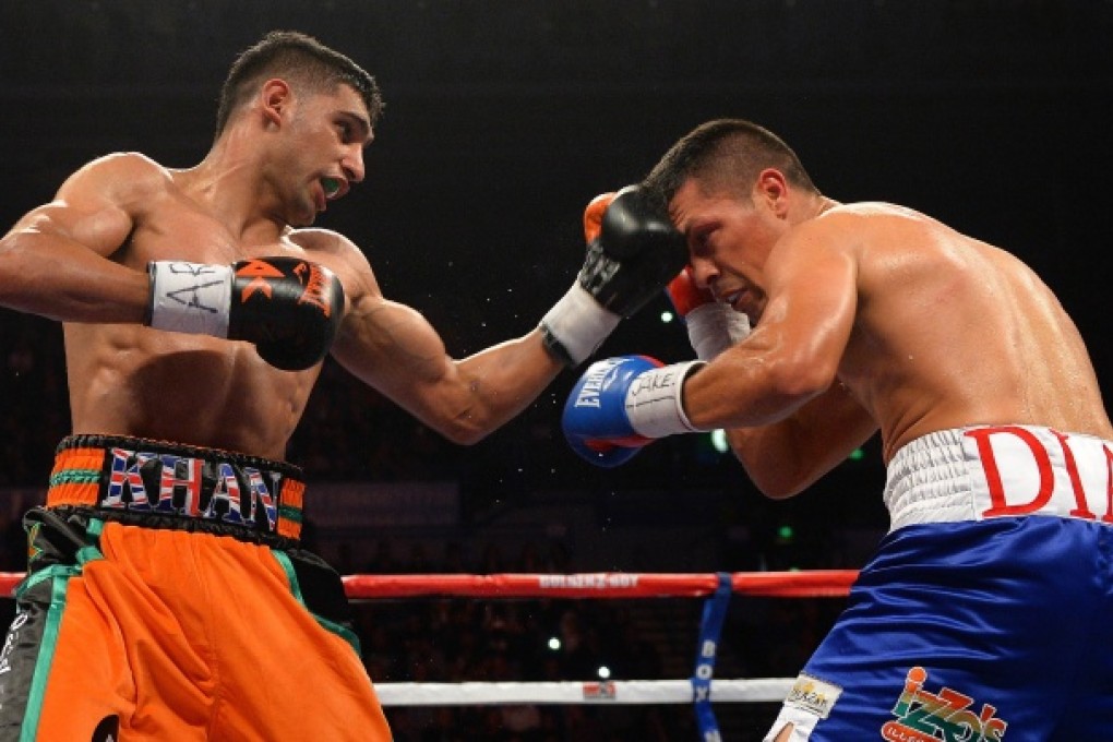 Amir Khan (left) of Great Britain fights Julio Diaz of Mexico in Sheffield, England. Photo: AFP