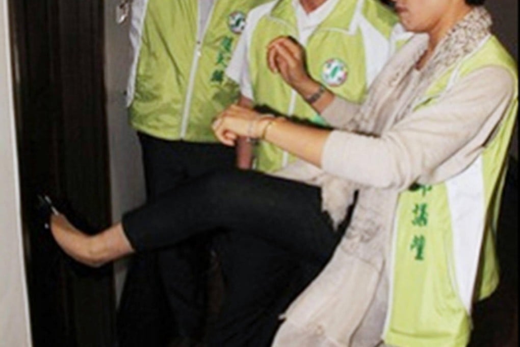 Chiu Yi-ying kicks the office door of Taiwan Justice Minister Tseng Yung-fu. Photo: SCMP