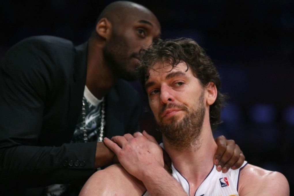 Pau Gasol (right) of the Los Angeles Lakers is consoled by teammate Kobe Bryant. Photo: AFP
