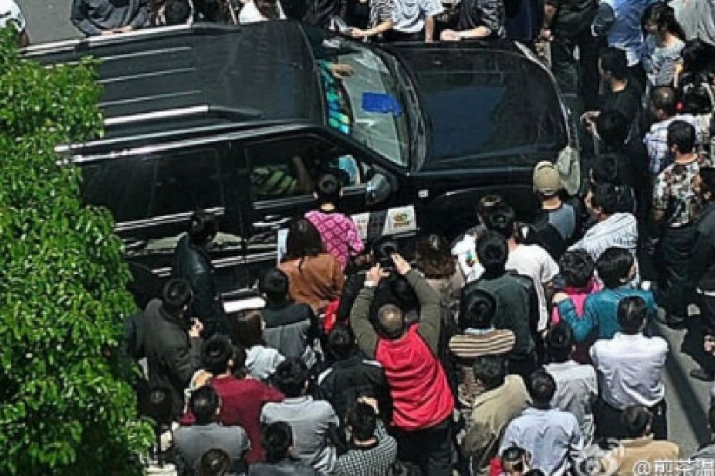 Ponzi scheme participants block a road in Hefei, Anhui, on Saturday. Photo: Screenshot from Sina Weibo