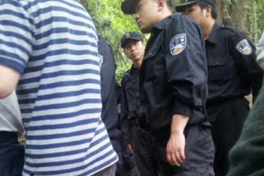 Policemen are seen at Lin Zhao's grave in Suzhou, Jiangsu province, on Monday. Photo: Screenshot via Sina Weibo