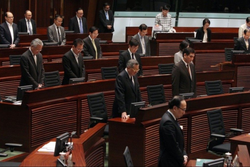 Lawmakers observe a moment of silence for the Sichuan quake victims. Photo: David Wong