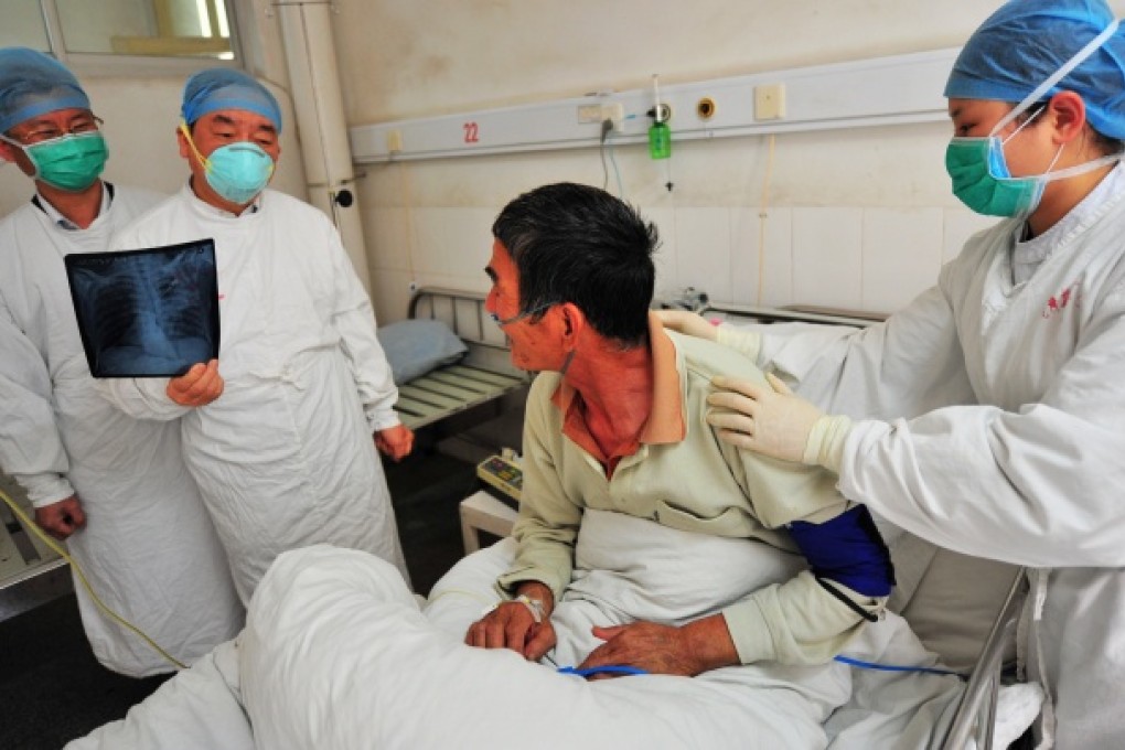 Doctors hold a consultation on the treatment for an H7N9 patient, Longyan, Fujian, April 27, 2013. Photo: Xinhua.