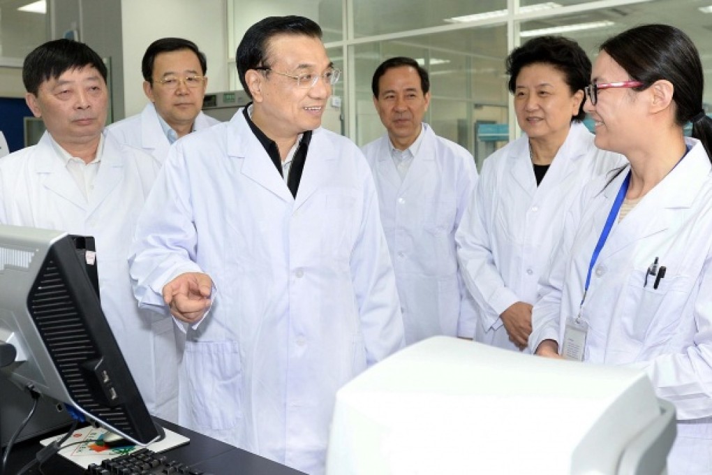 Premier Li Keqiang visits a disease control unit at the centre of efforts to curb the spread of the H7N9 virus (left). Photo: Xinhua