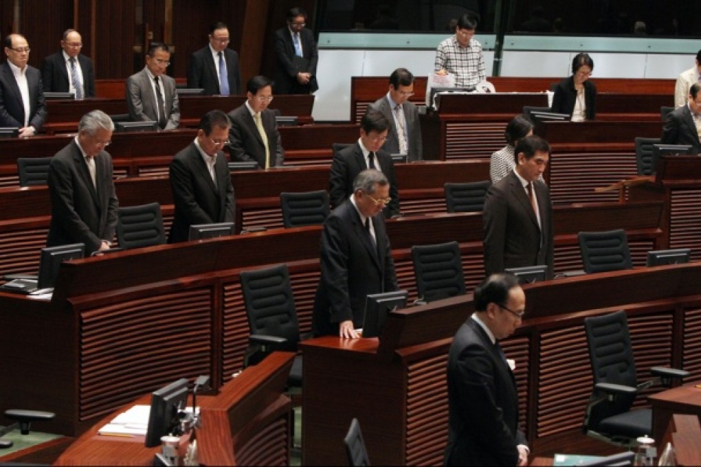 Lawmakers observe a moment of silence for the Sichuan quake victims. Photo: David Wong