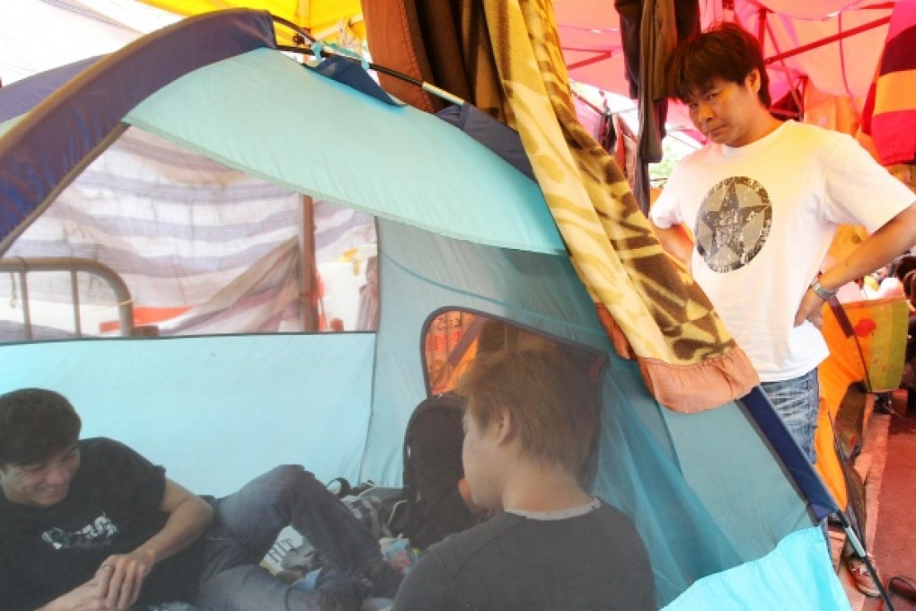 Dock workers gather under a shelter outside the container terminals. Photo: Felix Wong