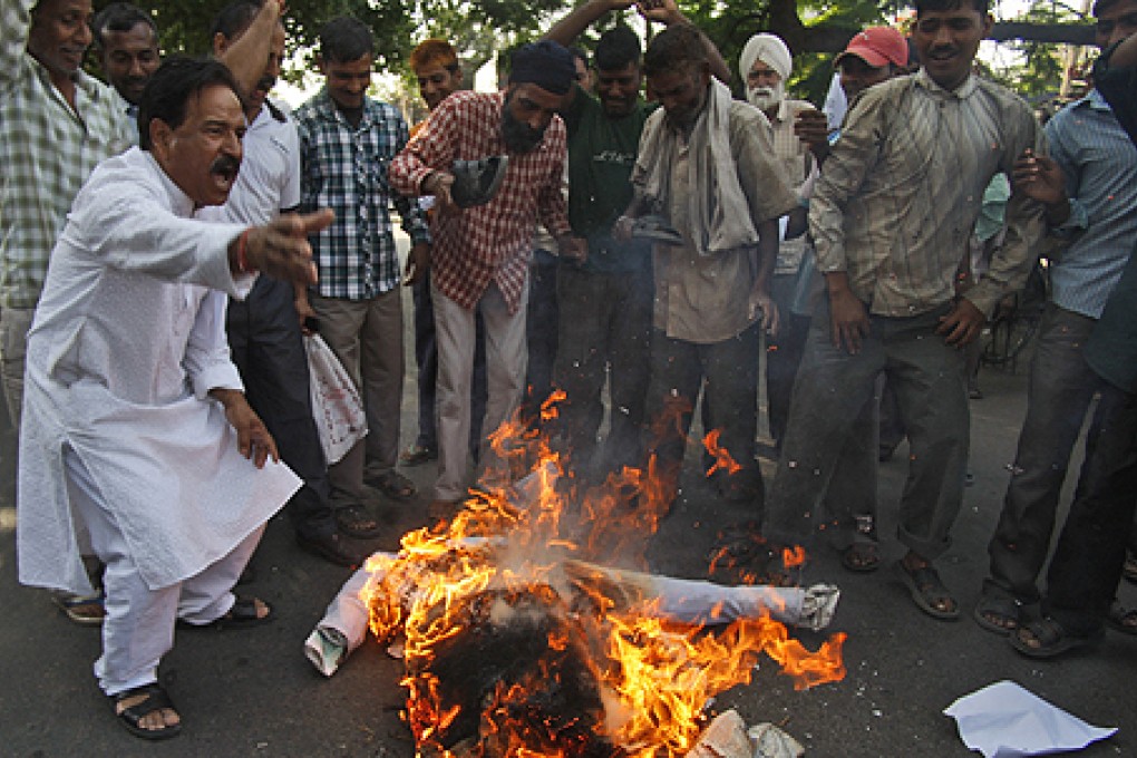 Indians burn an effigy representing Pakistan after a convicted Indian spy on Pakistan's death row died from a head injury. Photo: AP