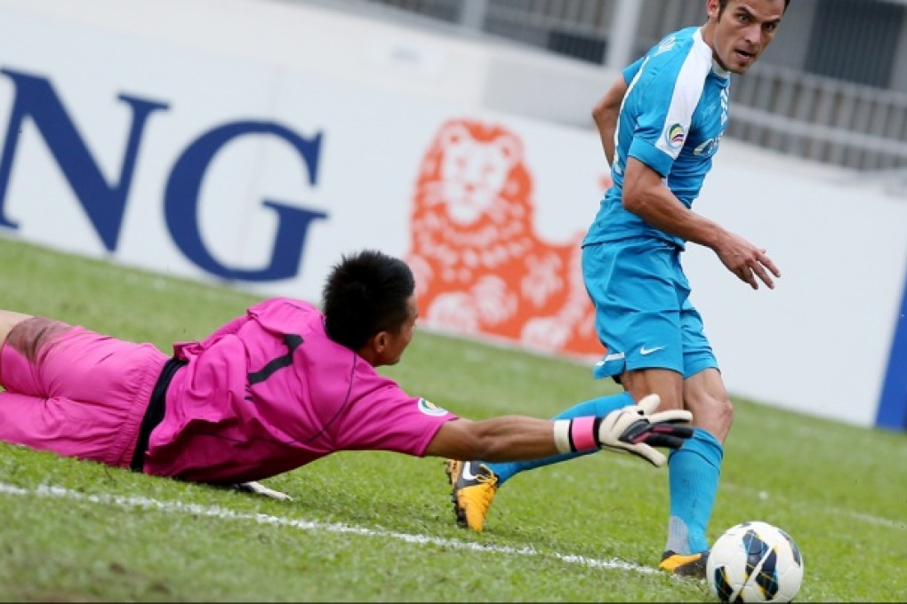 Kitchee's Pablo Gonzalez takes on Warriors' goalkeeper Hassan Abdullah Sunny in an AFC Cup match at Mong Kok Stadium. Photo: Sam Tsang