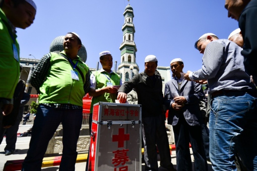 Local residents donate money to the Red Cross in Dongguan Great Mosque in Xining, capital of northwest China's Qinghai Province. Photo: Xinhua