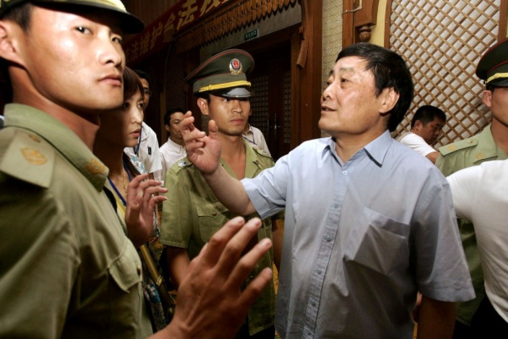 Zong Qinghou talks with journalists after a press conference in Hangzhou in 2007. Photo: AP