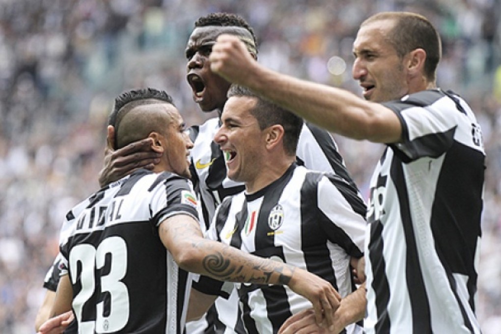 Juventus' Arturo Vidal (left) celebrates with teammates after scoring a penalty against Palermo during their Italian Serie A soccer match at the Juventus stadium in Turin on Sunday. Photo: Reuters