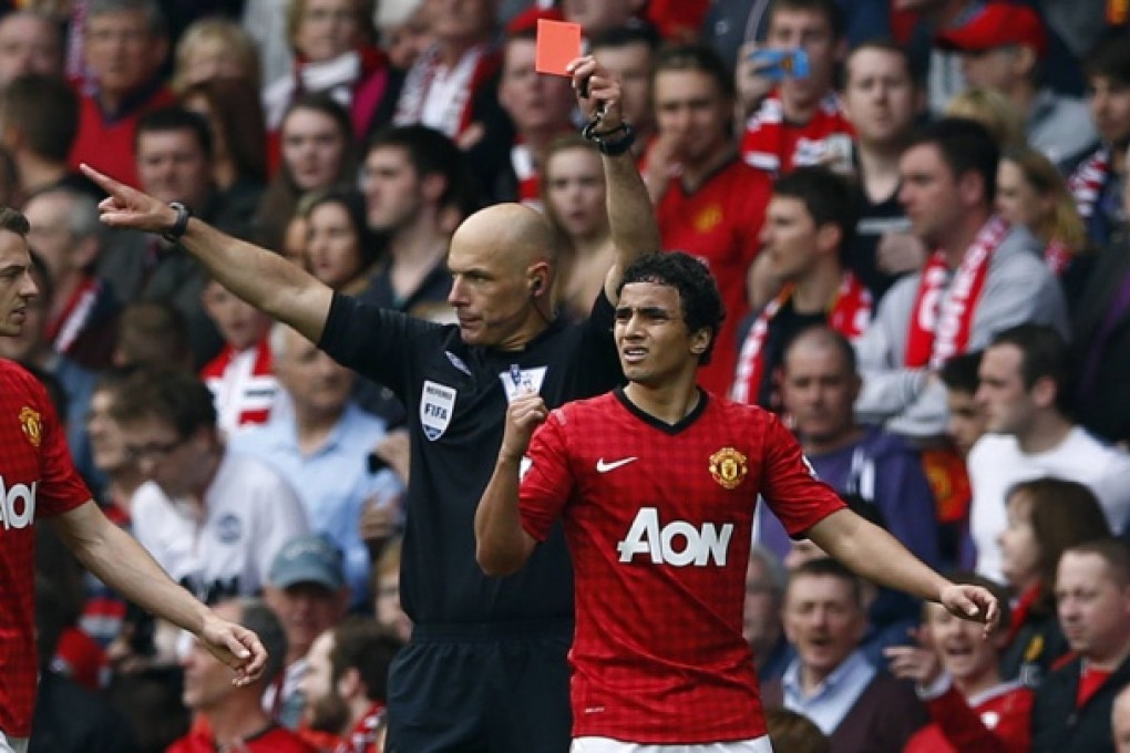 Howard Webb sends off United's Rafael da Silva. Photo: Reuters