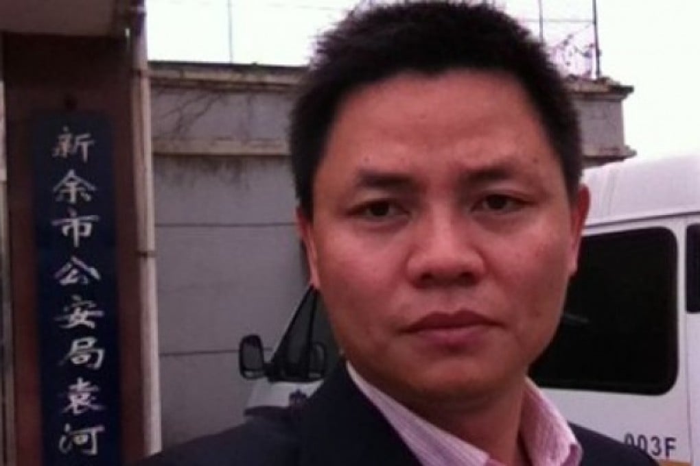 Lawyer Zhang Xuezhong is seen on Tuesday outside the police station in Xinyu, Jiangsu, handling the charges against Liu Ping. Photo: Screenshot via Sina Weibo