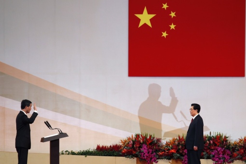 Hong Kong Chief Executive Leung Chun-ying (left) takes oath in front of Chinese President Hu Jintao during the inauguration of the new government in Hong Kong. Photo: Reuters