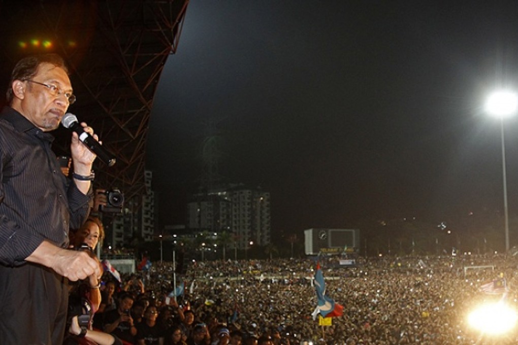 Anwar Ibrahim addresses a mass rally in Petaling Jaya. Photo: AP