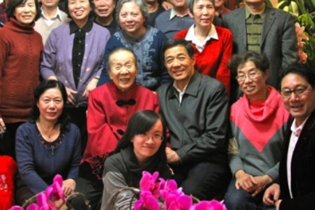Guan Minqing seen with Bo Xilai, Screenshot from Sina Weibo.