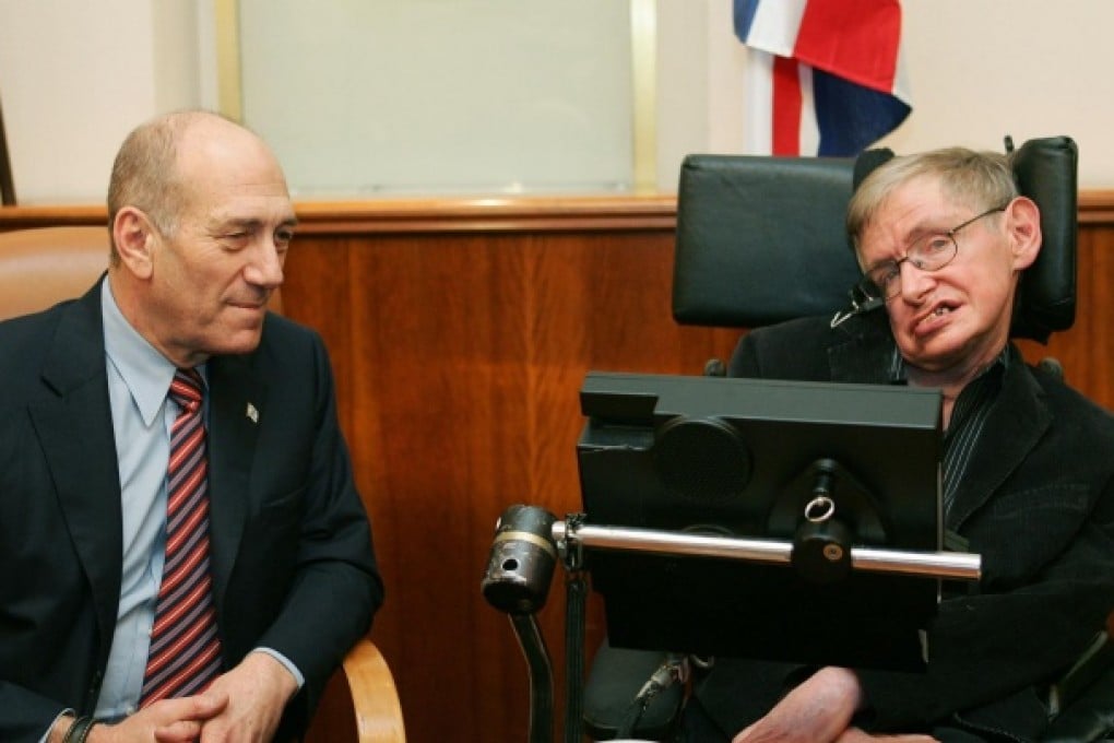 Former Israeli prime minister Ehud Olmert views the communication screen of British scientist Stephen Hawking when the two met in 2006. Photo: AFP