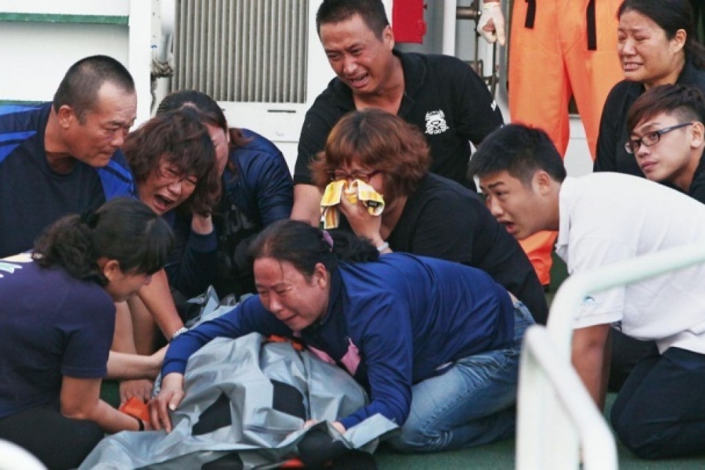 Relatives of Hung Shih-cheng, a crew member on Taiwanese fishing boat Guang Ta Hsin 28, grieve over his body at Liuqiu harbour in Taiwan's southern Pingtung county yesterday. He was shot dead by the Philippine coastguard on Thursday. Photo: AFP