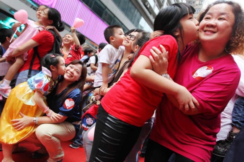 Priscilla Chan and daughter Kiki join in the 'Kiss Mama Campaign' in Mong Kok. Photo: Nora Tam