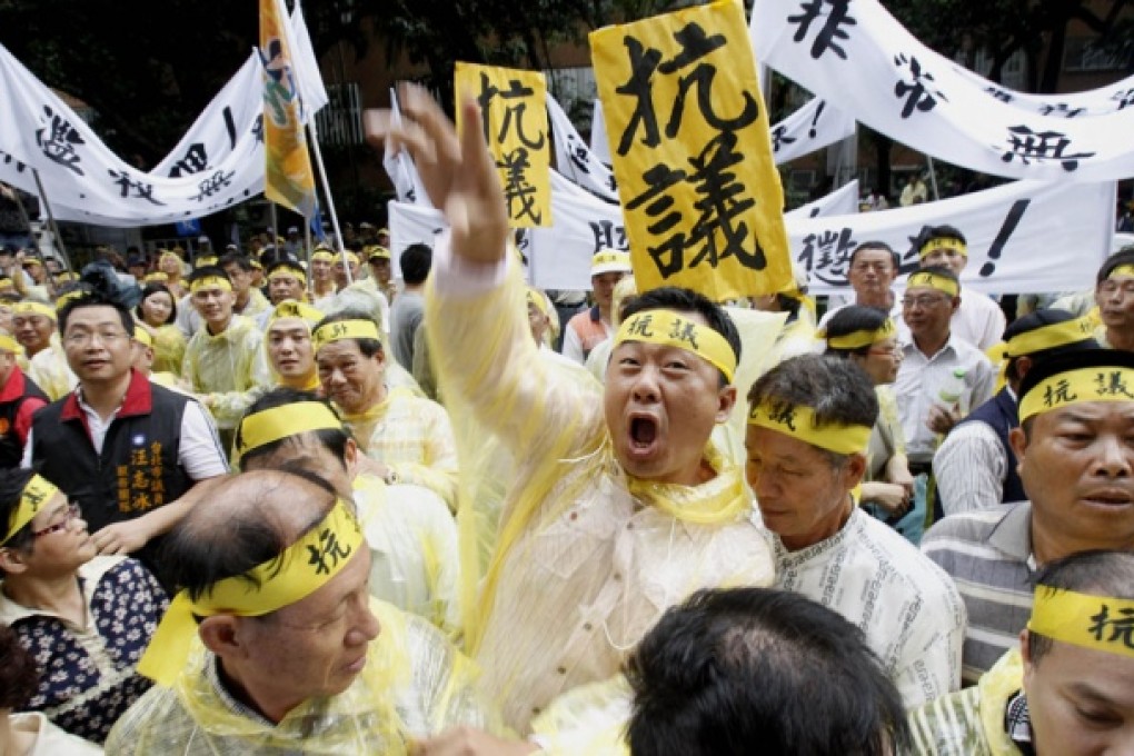 Some 200 Taiwanese gathered outside the Philippines representative office in Taipei on Monday to protest the killing of a Taiwanese fisherman by the Philippines coast guard in disputed waters between Taiwan and the northern Philippines. Photo: AP