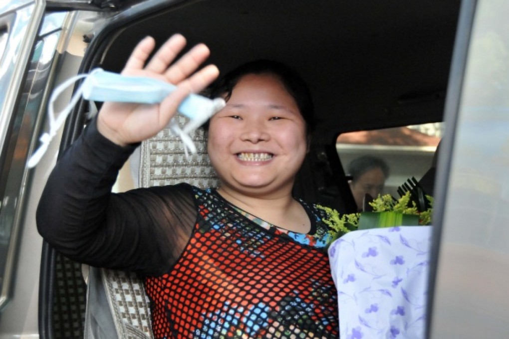 A 31-year-old woman waves as she leaves a hospital in Nanchang, Jiangxi province, after making a full recovery from the H7N9 bird flu virus. Photo: Xinhua
