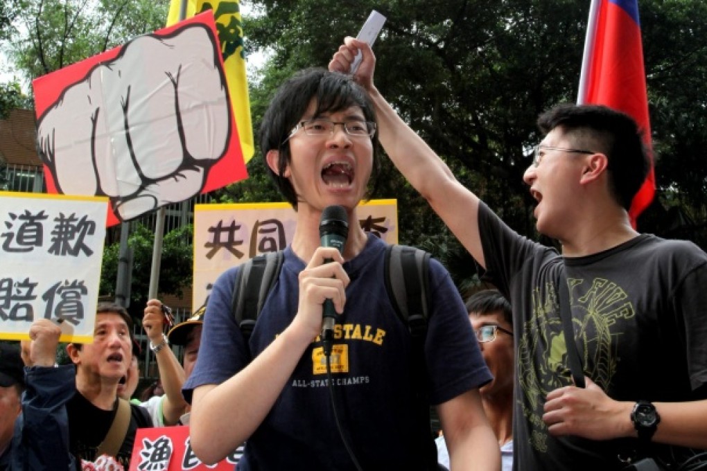 Dozens of New Party members shout anti-Philippine slogans in front of the Philippine trade office in Tapei, Taiwan. Photo: EPA