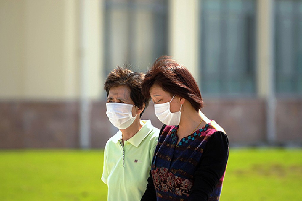 Relatives of Kelly Gu walk through the grounds of an isolation hospital in southwest Shanghai, where Gu's father lies critically ill with H7N9 bird flu. Photo: AFP