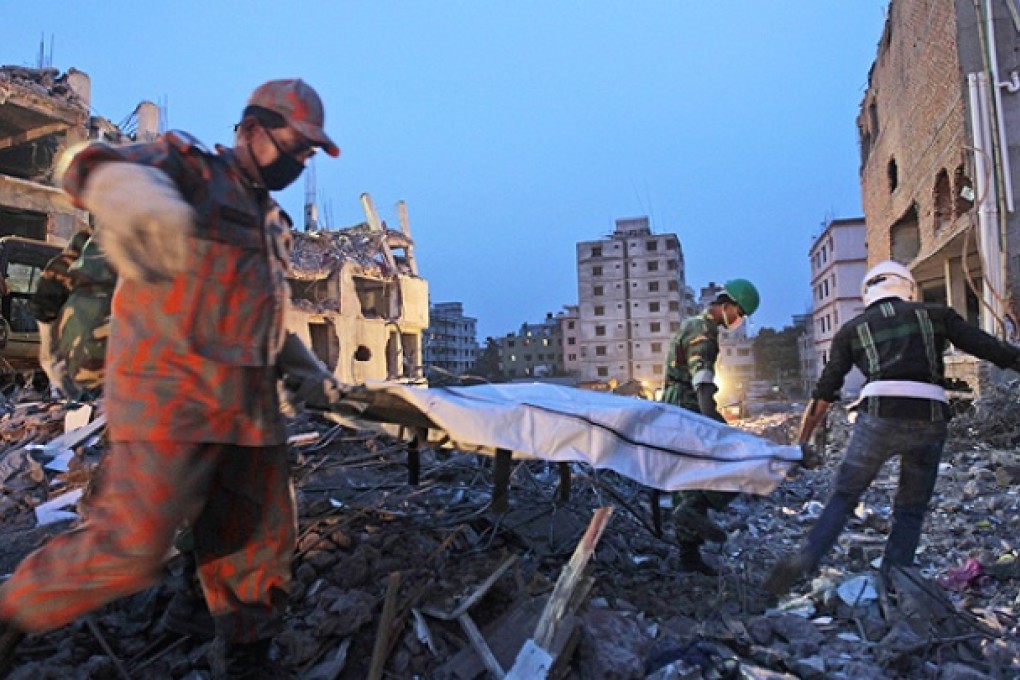 Rescuers carry the body of a victim retrieved from the rubble of the site of a garment factory that collapsed in Savar, near Dhaka. Photo: AP