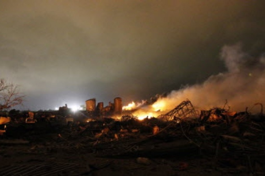 The remains of a fertilizer plant burn after an explosion at the plant in the town of West, near Waco, Texas on April 18. Photo: Reuters