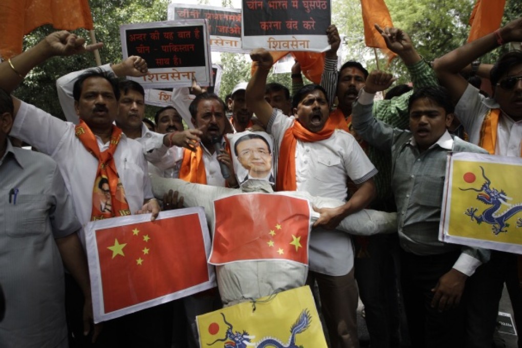 Members of Shiv Sena, a Hindu right-wing political party, prepare to burn an effigy of Chinese Premier Li Keqiang as they demonstrate near India's Parliament, in New Delhi, May 19, 2013. Photo: AP