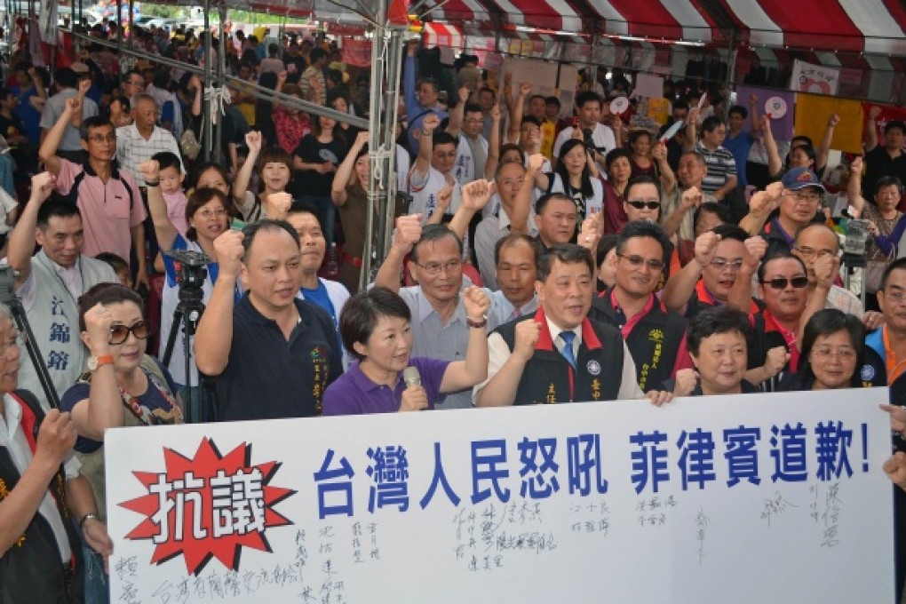 Lu Shou-yen leading local residents in Taichung as they chant slogans to demand an apology from the Philippine government for the death of a Taiwanese fisherman killed by the Philippines Coast Guard. Photo: AFP