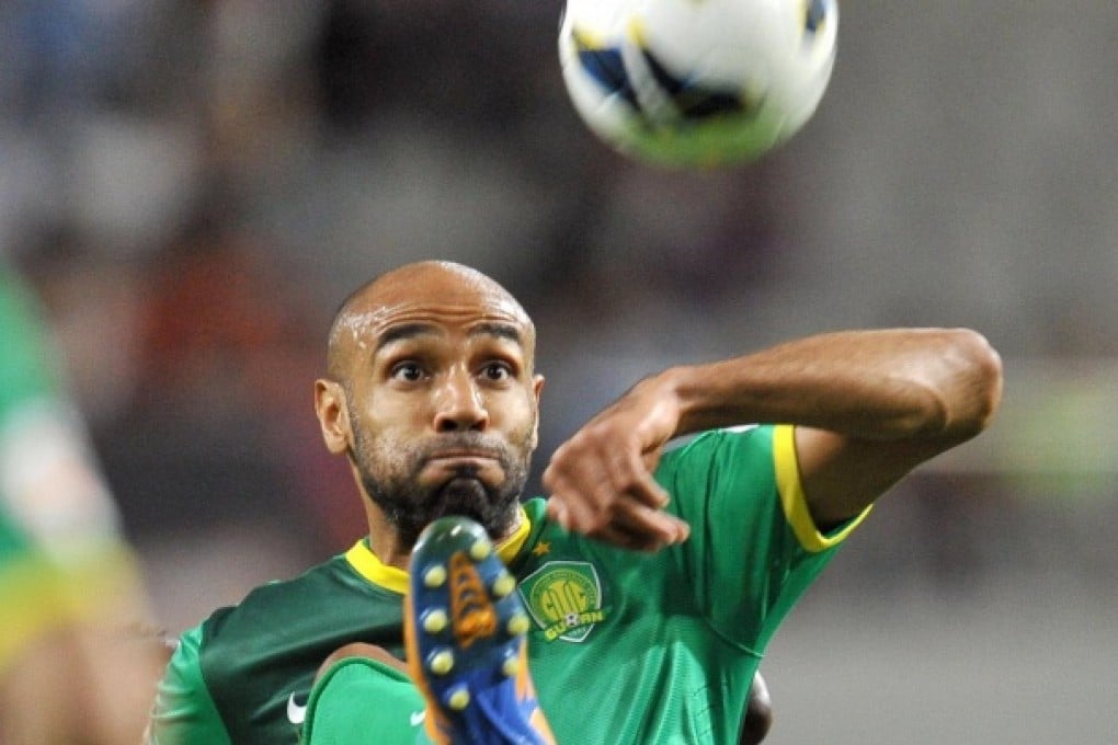 Beijing Guoan's Freddie Kanoute competes for the ball with FC Seoul defender Adilson last night. Photo: AFP