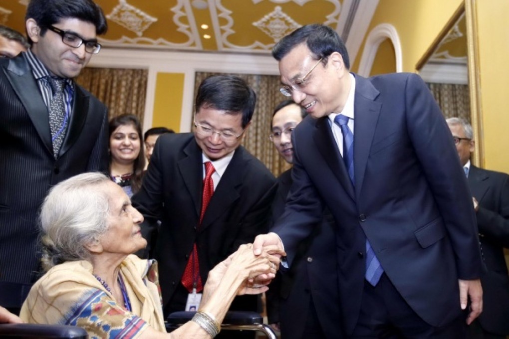 Li (right) meets Kotnis' younger sister Manorama. Photo: Xinhua