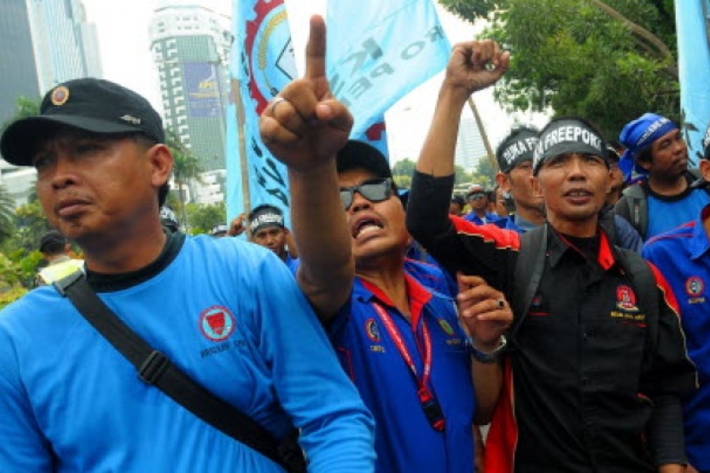 Indonesian workers shout slogans during a rally in front of the Ministry of Energy and Mineral Resources in Jakarta, Indonesia. Photo: Xinhua