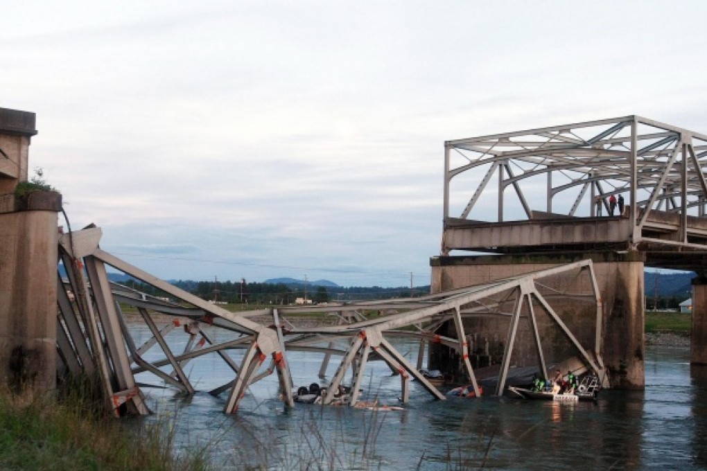 Rescue workers look for victims after a portion of the Interstate 5 bridge collapsed into the Skagit River in Washington state. Photo: AP