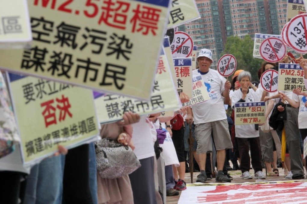 Tseung Kwan O residents protest against expanding the landfill.