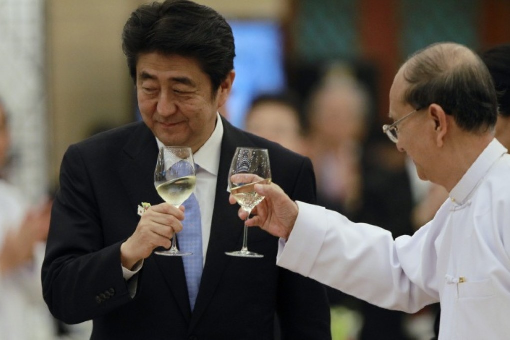 Japanese Prime Minister Shinzo Abe (left) and Myanmar's President Thein Sein offer toasts during lunch in Naypyidaw. Photo: Reuters